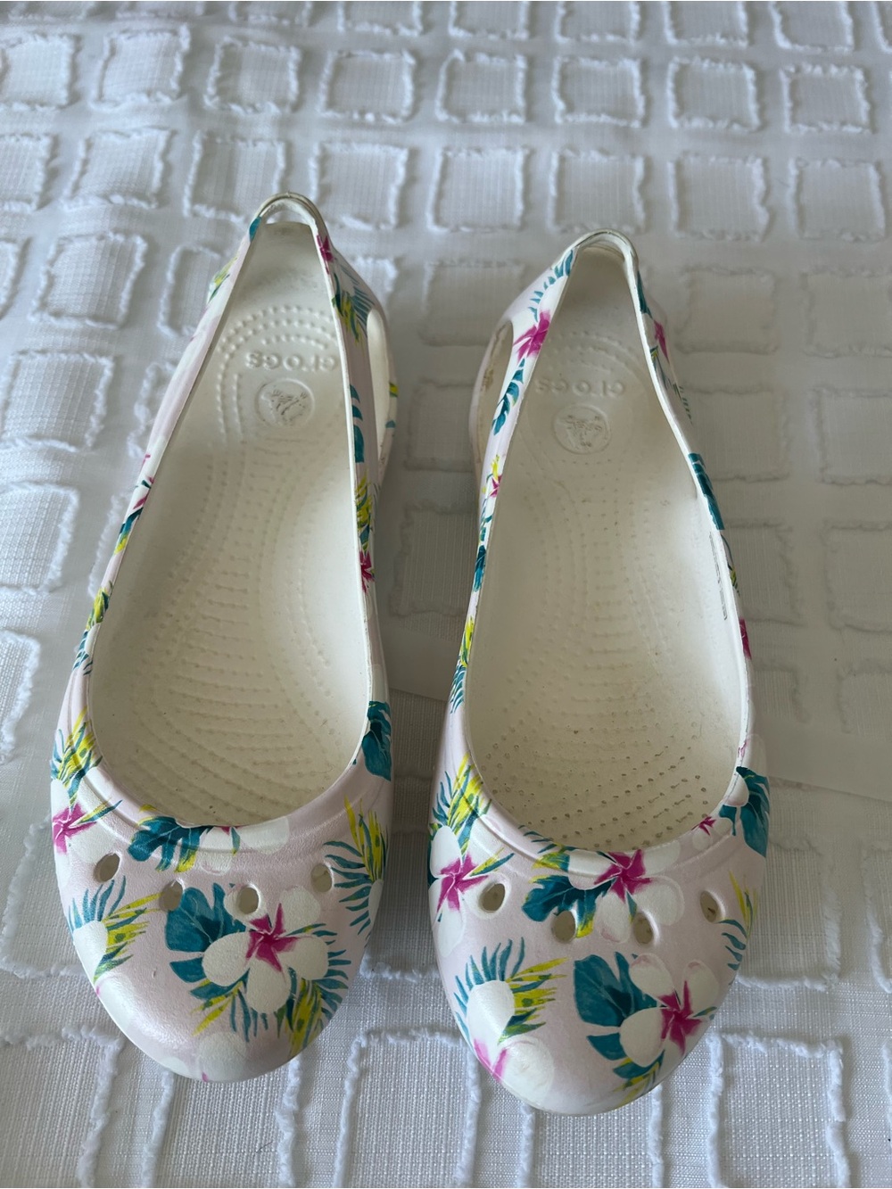 Crocs Shoes Womens White Tropical Floral Graphic Kadee Ballet Flat Slip On 8